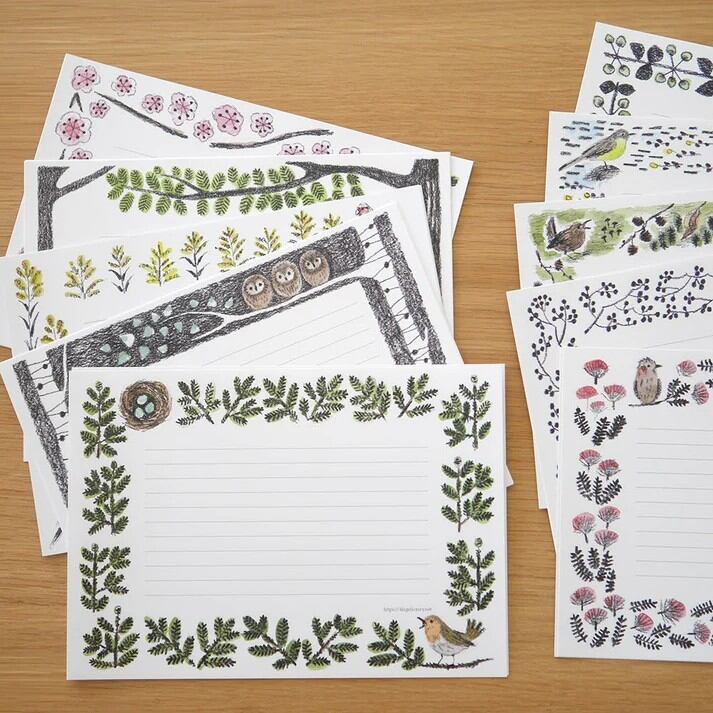 Featuring charming watercolor of various birds from Japanese illustrator 4legs
It is a convenient size that is not too big or too small. You can use it as a communication tool for small thank you and announcements. It is a great gift for people who like paper. The gorgeous and gentle designs will make you feel warm and fuzzy.
Contents: 40 sheets (10 types x 4 sheets each)
Size: A5 size (148mm×210mm)