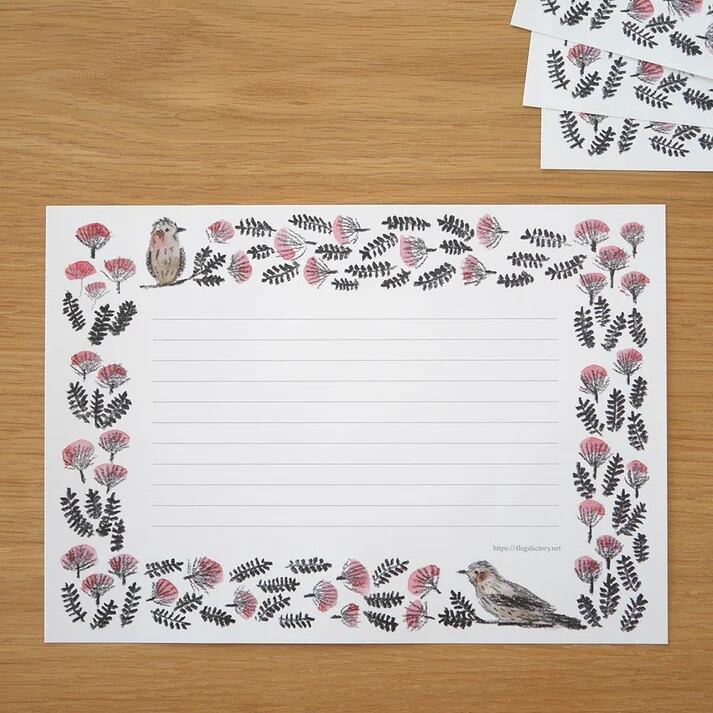 Featuring charming watercolor of various birds from Japanese illustrator 4legs
It is a convenient size that is not too big or too small. You can use it as a communication tool for small thank you and announcements. It is a great gift for people who like paper. The gorgeous and gentle designs will make you feel warm and fuzzy.
Contents: 40 sheets (10 types x 4 sheets each)
Size: A5 size (148mm×210mm)
