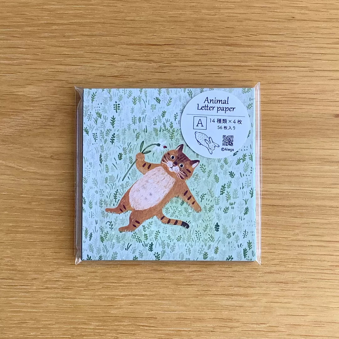 Featuring charming watercolor of a variety of animals from Japanese illustrator 4legs
It is a convenient size that is not too big or too small. Please use it as a communication tool for small thank you and announcements. There are no lines on the front side, so you can use it freely as a shop card or business card with stamps and stickers as well as memos and letters. It is a great gift for people who like paper. The gorgeous and gentle designs will ma
