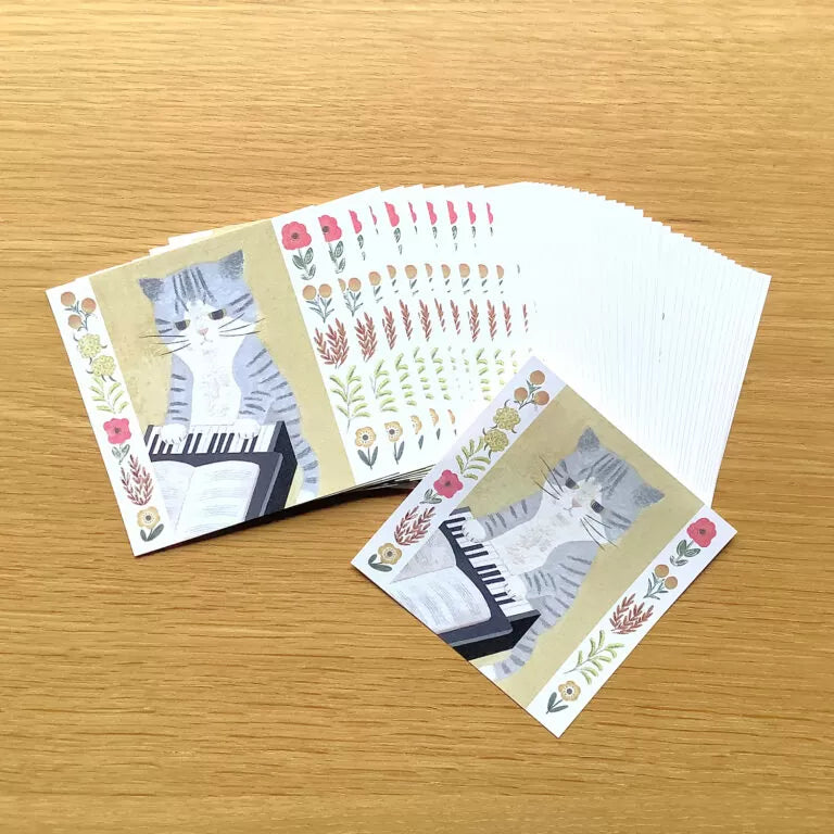 Featuring charming watercolor of a cat from Japanese illustrator 4legs
It is a convenient size that is not too big or too small. Please use it as a communication tool for small thank you and announcements. There are no lines on the front side, so you can use it freely as a shop card or business card with stamps and stickers as well as memos and letters. It is a great gift for people who like paper. The gorgeous and gentle designs will make you feel warm and