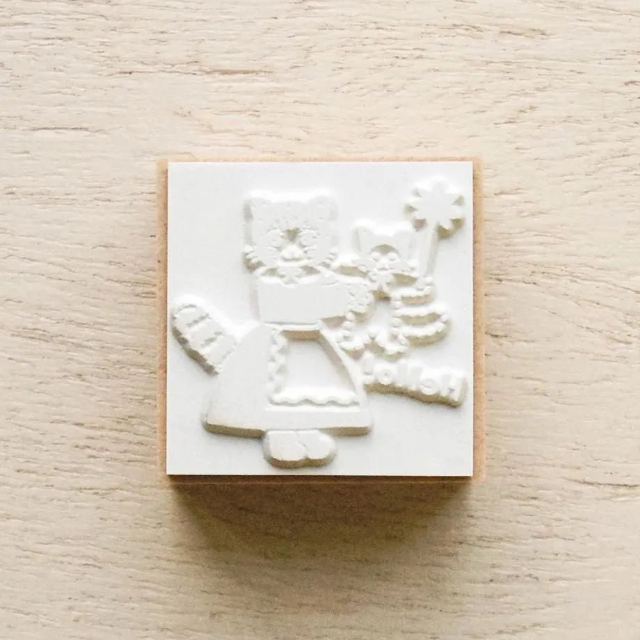 Stamp by illustrator Aiko Fukawa.
The cat holding a fluffy stuffed animal is absolutely adorable.
It adds a cute touch to the little blank space on cards or notebooks.