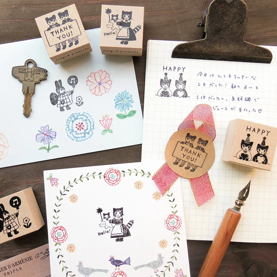 Stamp by illustrator Aiko Fukawa.
The cat holding a fluffy stuffed animal is absolutely adorable.
It adds a cute touch to the little blank space on cards or notebooks.