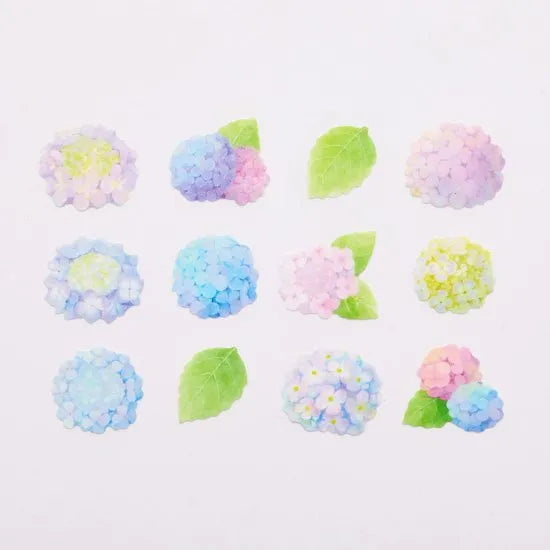 BANDE's popular patterns is back in print! The leaves nestled between the flowers add a nice accent along with a magical watercolor touch of blue and pink. If you stick it along the borders of your notebook or notebook, you can create a decoration that will make you smile, as if you are gathered on a perch.
