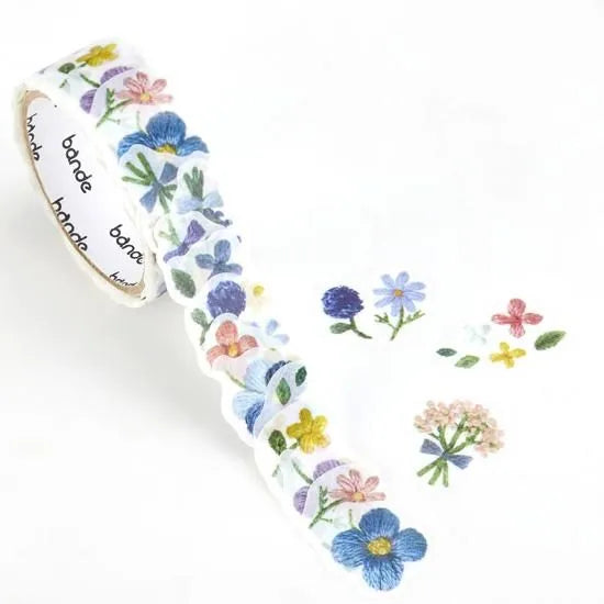 BANDE's popular patterns is back in print! The small flowers blooming in the forest can be placed on a card or planner, adding embroidered floral accents. If you stick it along the borders of your notebook or notebook, you can create a decoration that will make you smile, as if you are gathered on a perch.