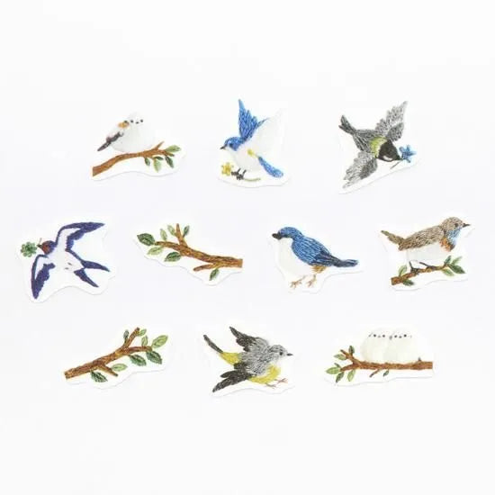BANDE's popular pattern is back in print! Beautiful feathered birds flying freely through the embroidery forest. If you stick it along the borders of your notebook or notebook, you can create a decoration that will make you smile, as if you are gathered on a perch.
Also a gift for bird lovers.