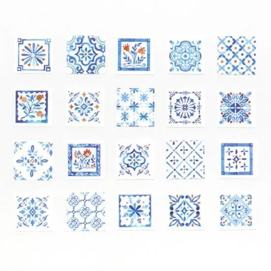 BANDE's popular patterns is back in print! Inspired by a city with a view of the sea, indigo is accented with red flowers and berries.
If you lay them in a row, it creates the impression of a real tile floor. If you stick it along the borders of your notebook or notebook, you can create a decoration that will make you smile.