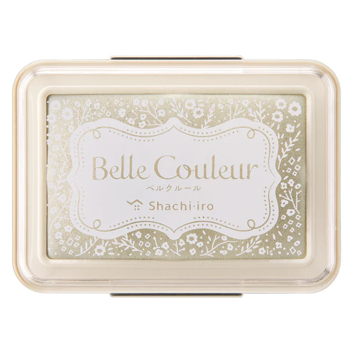 "Belle Couleur" is a smoky pale color stamp pad that can be beautifully pressed on white paper as well as black and dark paper.
The origin of the name comes from the French words "Belle" and "Couleur".
Crisp and bright colors!
Uses ink born from Siyachihata's unique nanotechnology.
It develops color well even on dark-colored paper, and can press delicate patterns beautifully. By pressing it on paper of your favorite color, you can enjoy creating works using stamps as you wish.
Beautiful in every deta