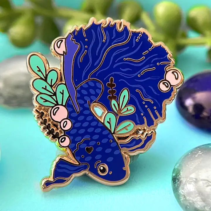 Celebrate your love for betta fish with this blue betta fish pin!
✦ Hard enamel
✦ Shiny gold metal
✦ Screen-printed details
✦ 1.25 inches
✦ 2 Posts for extra security
✦ Rubber backings
✦ Back stamped for authenticity
Comes packaged on a backing card! 