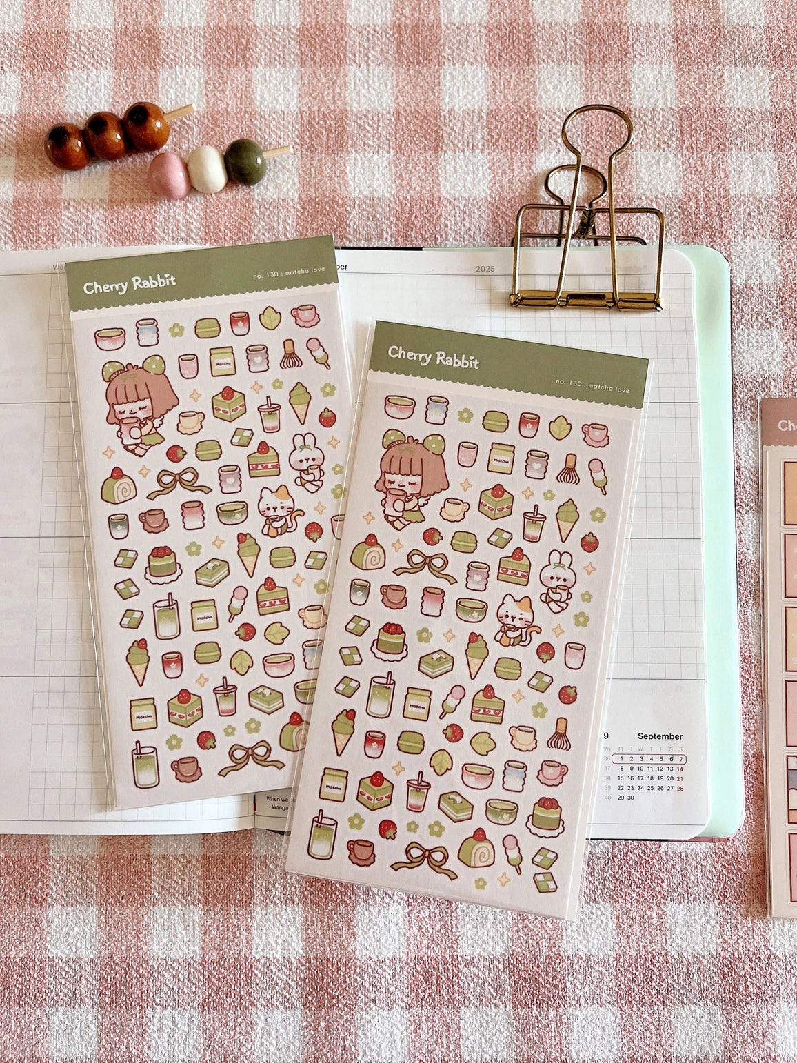 Decorate your planner / diary with these little stickers of matcha treats!
Kiss cut sticker sheet
1 sheet
Sheet size: 9 x 18 cm
Material: Washi sticker / Masking sticker
