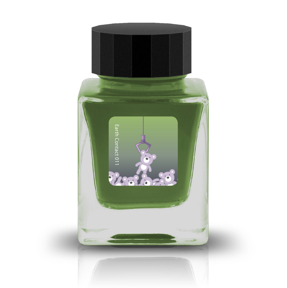 Embrace the bold and vibrant tones of nature through Tono & Lims' Earth Contact Line. Inspired by rich gemstones, each ink color is perfect for those who enjoy adding radiance to their collection. Be sure to shake the bottle well before use to evenly disperse the glitter.
RGB: 157, 191, 105
Green
Shimmering
30 ml