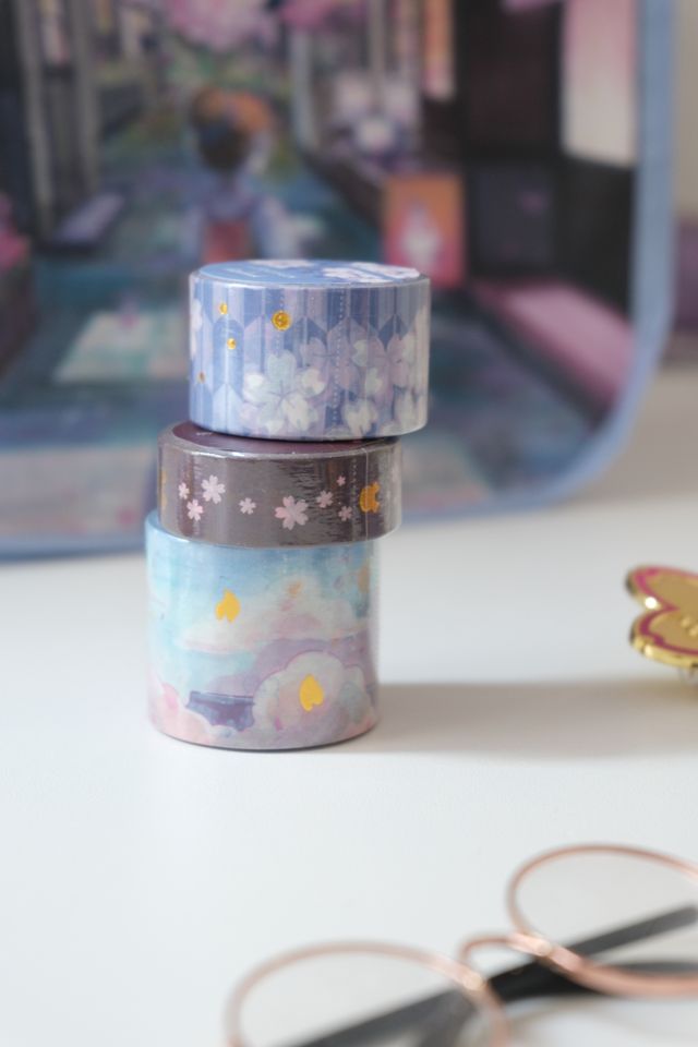 Esterbrook x Sakuradragon Washi Tape - Sky
The Sky Washi Tape turns Cindy Duong's Sakura Street Sky illustration into a continuous scene. Soft clouds and rooftops fill the 3.5 cm-wide tape, with gold foil details appearing throughout the design. Each roll contains five meters for decorating journals, letters, and stationery projects. 