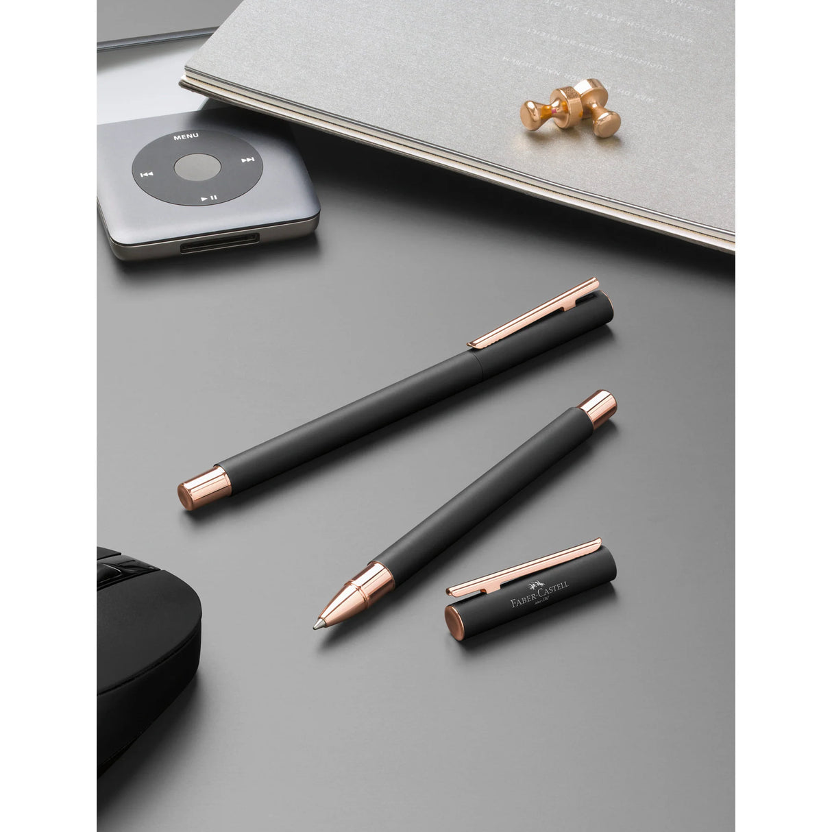 When it comes to design, young professionals and trend-setters who keep pace with the times have specific expectations: they expect a sophisticated and modern look. This is where the NEO Slim comes in as it meets these very needs: The NEO Slim Fountain Pen has a particularly slim barrel in a matte black lacquered finish, with rose gold trim.