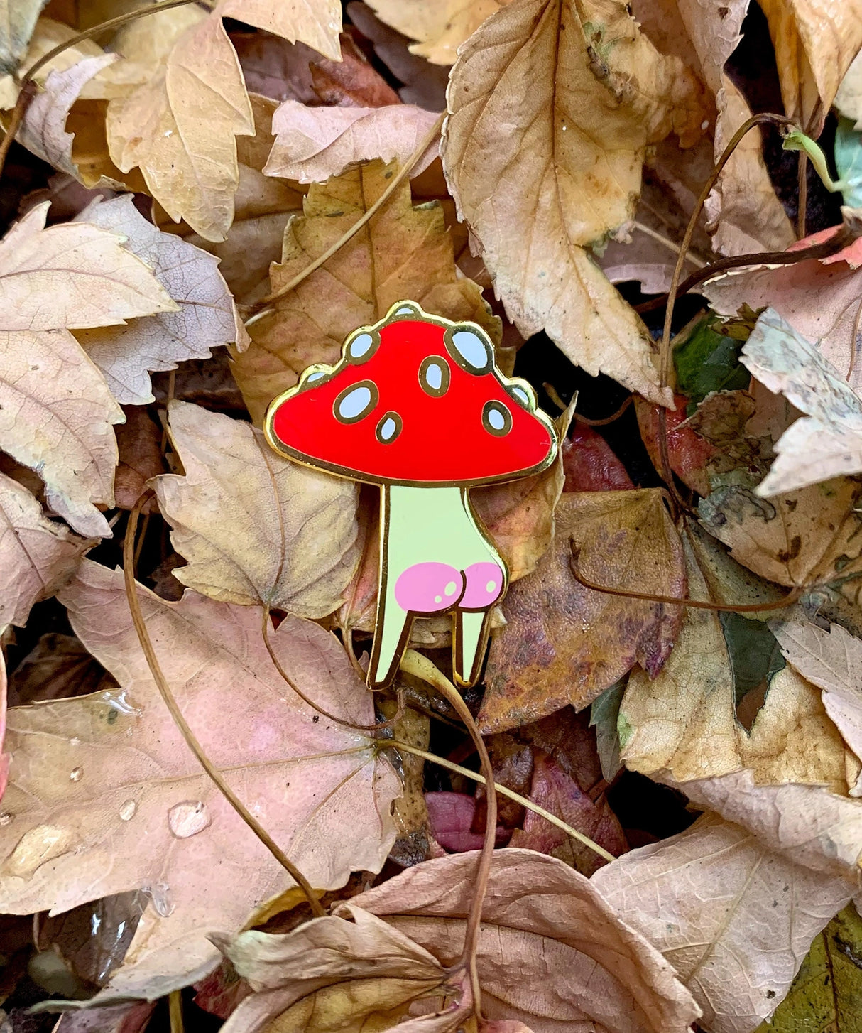 Booty Mush enamel Pin measures 2.6 x 3.5cm, made from red, cream and white hard enamel with shiny gold metal finish and pink screen-printed rosy bum cheek details.
This pin is held in place with secure rubber backing. Comes on a 100% post-consumer recycled backing card.
Designed in Melbourne by Hannakin.