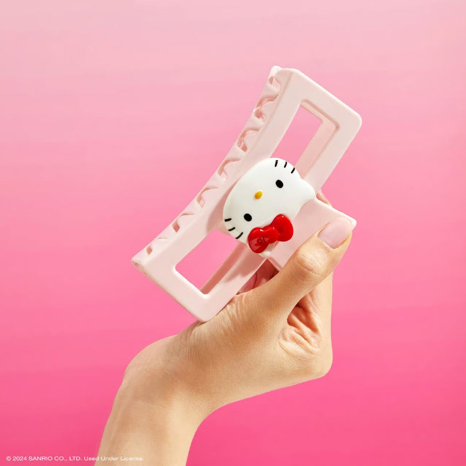 A playfully pink clip featuring Hello Kitty and her iconic red bow, perfect for adding her signature sweetness to your hairstyle.
Great for half-up styles, buns, and everyday updos. Lightweight, durable, and easy to wear!