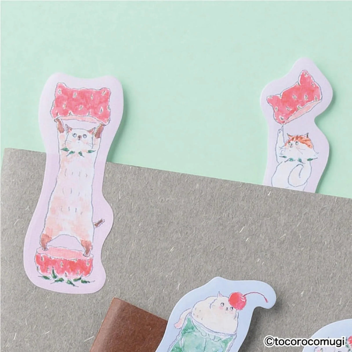 By making 70% of the adhesive side of the label, Pita Fusen can be stuck firmly and does not peel off easily. The cute die-cut type has a shape that makes the most of the design of the illustration. The design is based on an illustration by Tokorokomugi, an illustrator who is very popular on SNS for drawing loose and slightly funny animals. The small (bookmark type) is a convenient size when you want to put a marker on your page. It is designed to stick firmly so that it will not easily peel off from books
