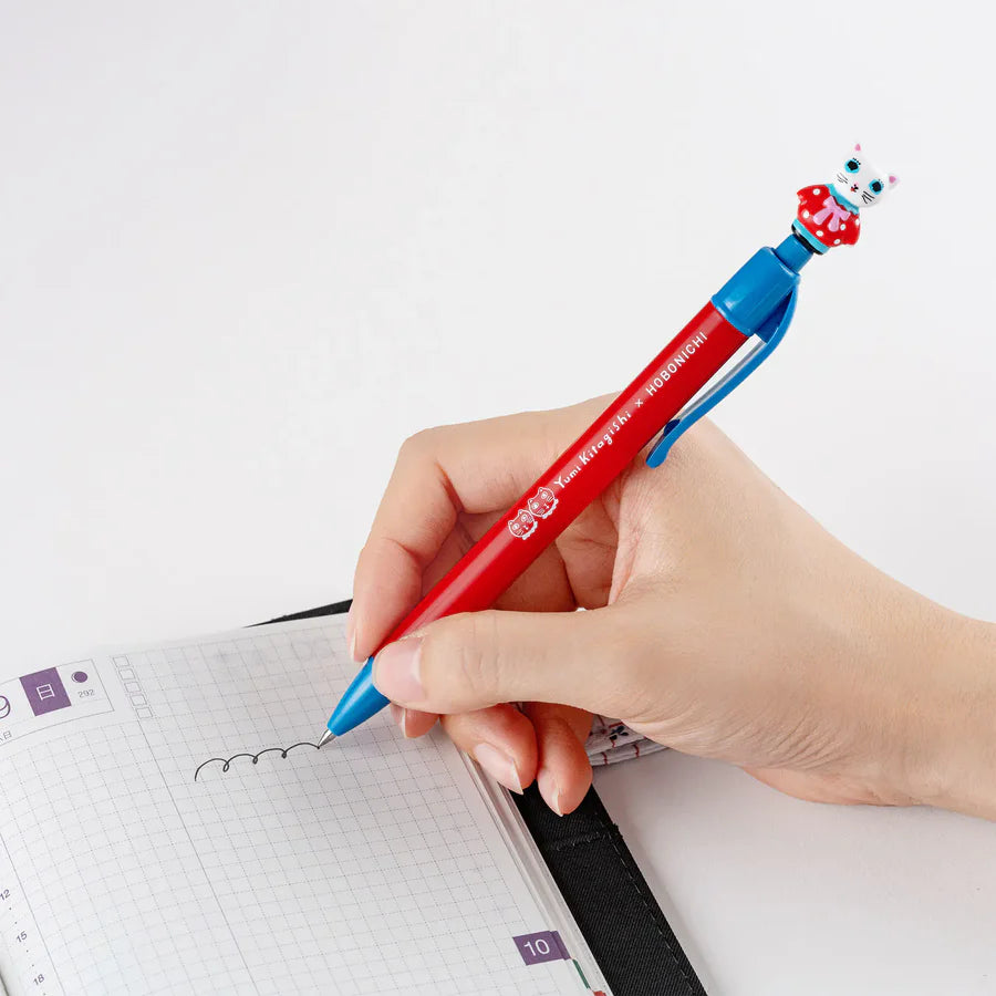 Yumi Kitagishi is an illustrator gaining attention in Japan and beyond, and this pen was created in the image of her character White Cat.
The little figure on the pen, looking as if it came straight out of an illustration, is so adorably made that you can't help but gaze at it.