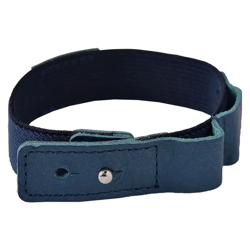 Handy for keeping your book shut in your bag, this bookband is made with an elastic band adorned with the Hobonichi “Hobo” logo. There are two different holes to fit the clasp so you can still use it if your book becomes thicker.
Included in the bookband are slots to store two pens, and the bands come in six colors. (Classic uses natural leather and will grow darker over continued use.)