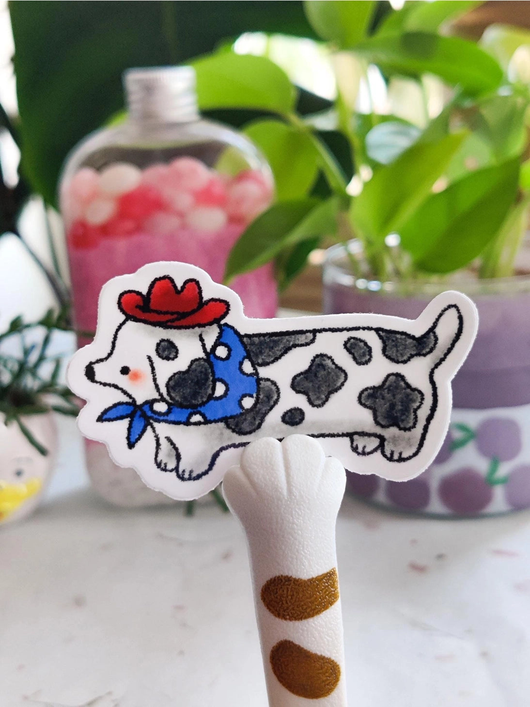 This is a glossy vinyl die-cut paper sticker, illustrated and made in-house by me. It's waterproof and ideal for decorating hard surfaces like laptops, water bottles, and phone cases, adding a cute touch to your belongings.
Material: premium glossy waterproof vinyl