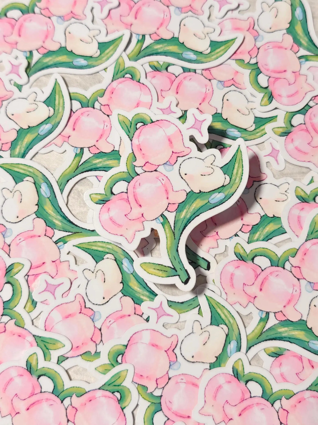 This is a glossy vinyl die-cut paper sticker, illustrated and made in-house by me. It's waterproof and ideal for decorating hard surfaces like laptops, water bottles, and phone cases, adding a cute touch to your belongings.
Material: premium glossy waterproof vinyl