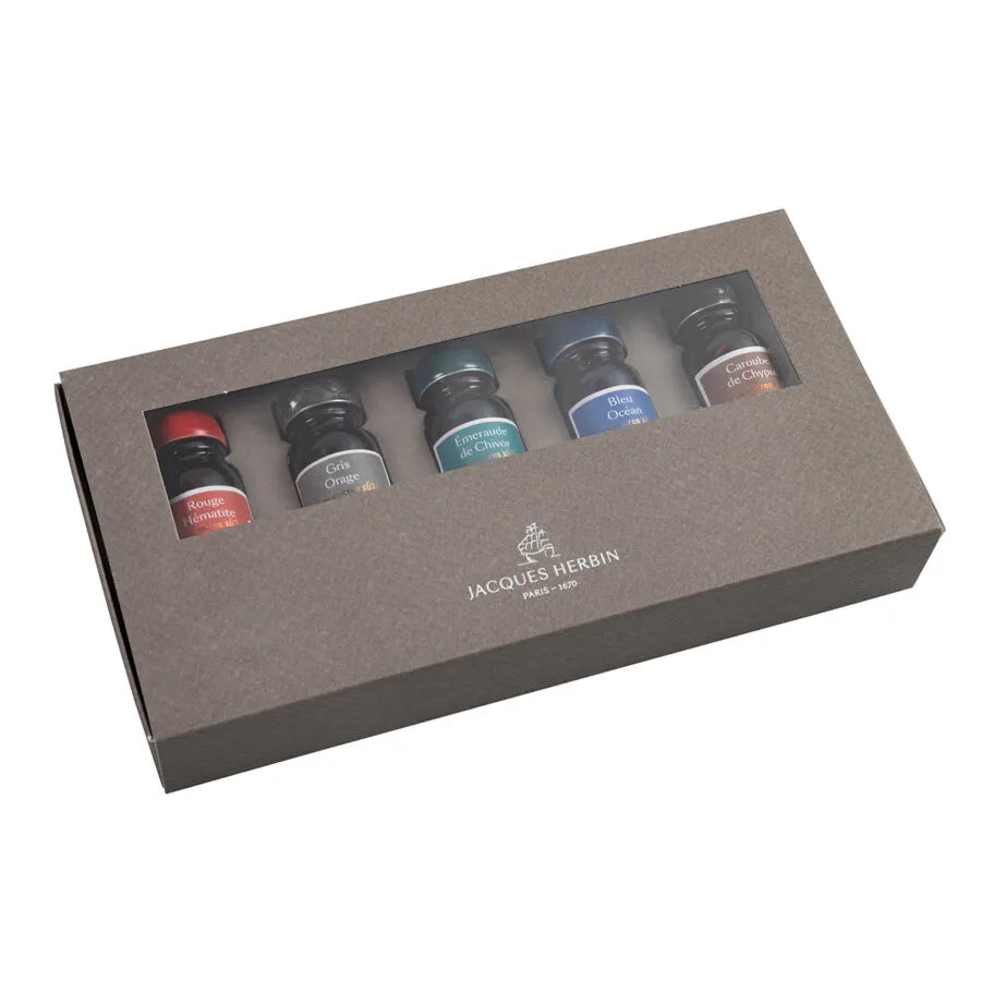 The Inks 1670, from the exclusive Jacques Herbin Prestige Collection, commemorate the year Jacques Herbin was founded in the heart of Paris. These deep, intense colours are illuminated with gold glitter.
This box contains 5 bottles of 10ml of1670 inks:
Hematite Red
Storm Grey
Chivor Emerald
Ocean Blue
Cyprus Carob
1670 inks are suitable for fountain pens, roller pens, glass nibs and fountain holders. The waxing of the stopper and the seal on the bottle are done by hand in the Jacques Herbin workshop.&nbs