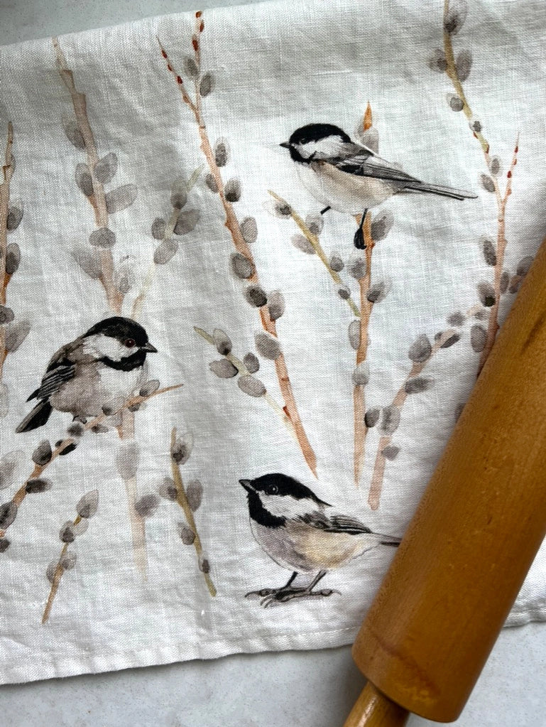 Introducing a gorgeous watercolor pattern of black capped chickadees and fuzzy spring willows that will add a touch of elegance and serenity to your home. Bringing a sweet whisper of the outdoors into your kitchen.
Crafted from 100% premium linen, this towel measures 17.5 x 26 inches, blending beauty with utility. Each comes with a belly band, perfect for gifting and a corner hang loop for hanging.
Designed by Kasey. Imported.
Artwork copyright Kasey Melissa Art 2024.