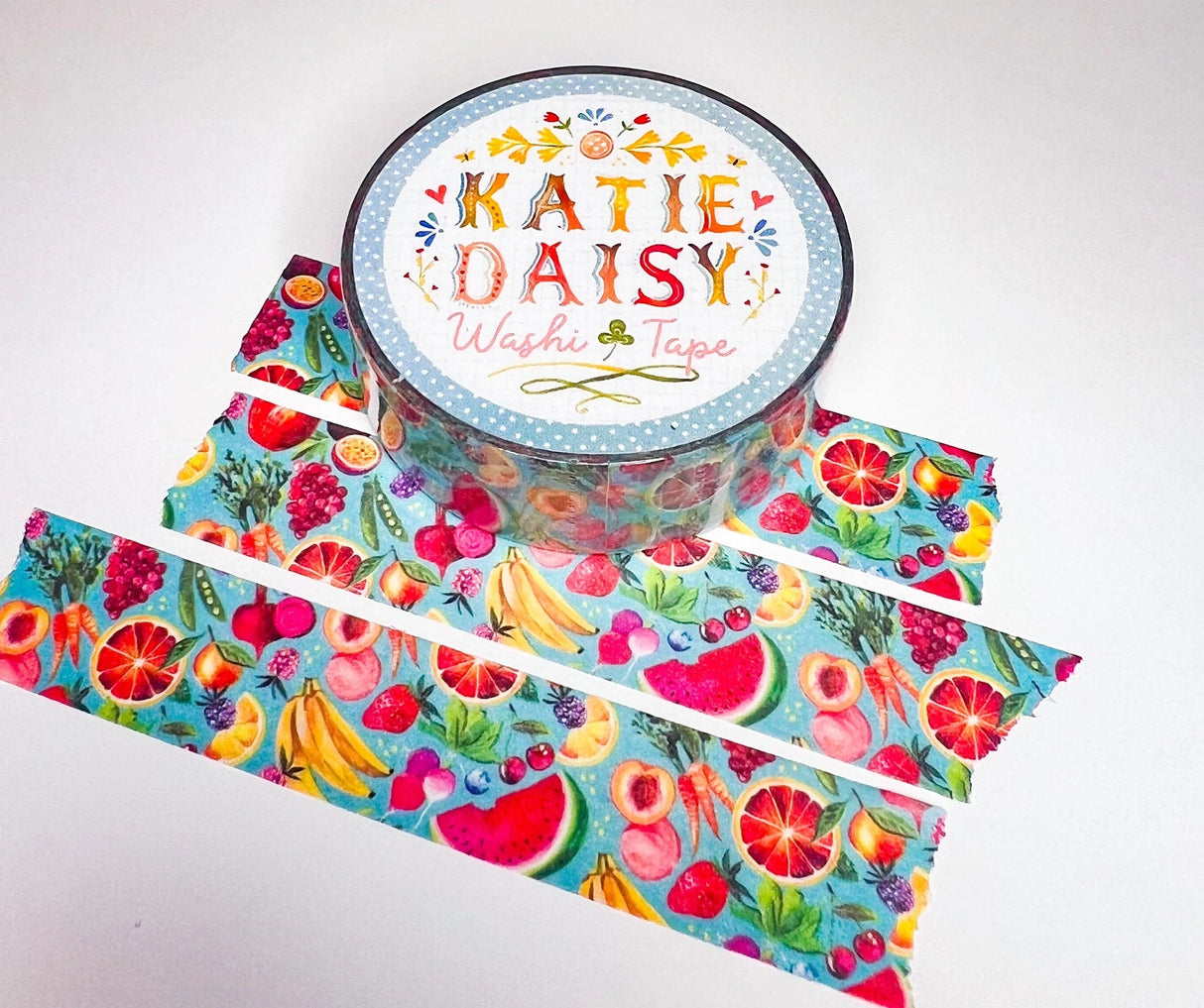 There are so many uses for washi tape! You can use it for scrapbooking, gift wrapping, and even home decor projects :) Add some extra charm to your letter-writing, use it to tack up photos... the possibilities are endless!
Details:
* Traditional washi tape, printed on rice paper
* Each roll is 15mm wide, 10m long, and the pattern reprints every 350mm.
* Semi-transparent 