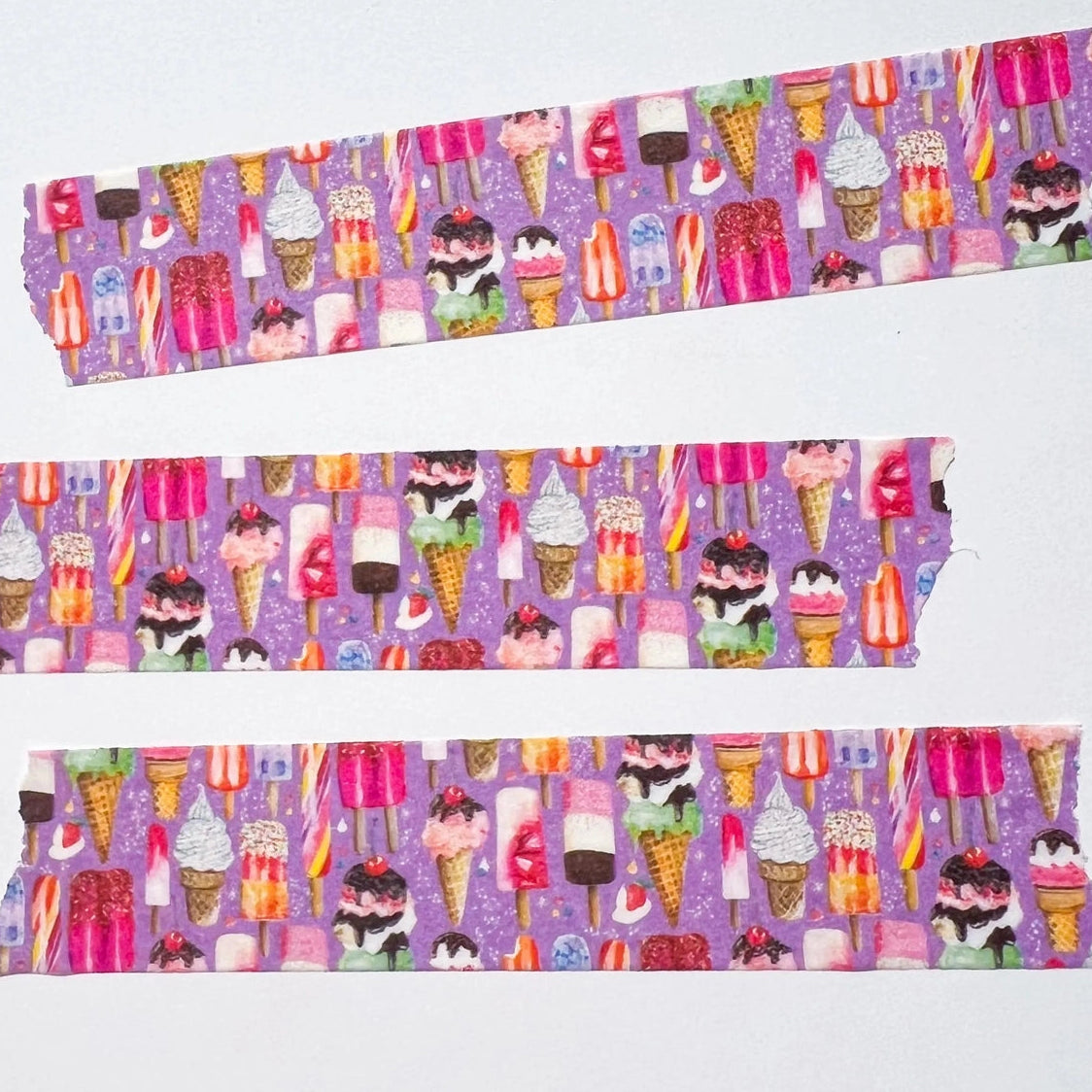 There are so many uses for washi tape! You can use it for scrapbooking, gift wrapping, and even home decor projects :) Add some extra charm to your letter-writing, use it to tack up photos... the possibilities are endless!
Details:
* Traditional washi tape, printed on rice paper
* Each roll is 15mm wide, 10m long, and the pattern reprints every 350mm.
* Semi-transparent 