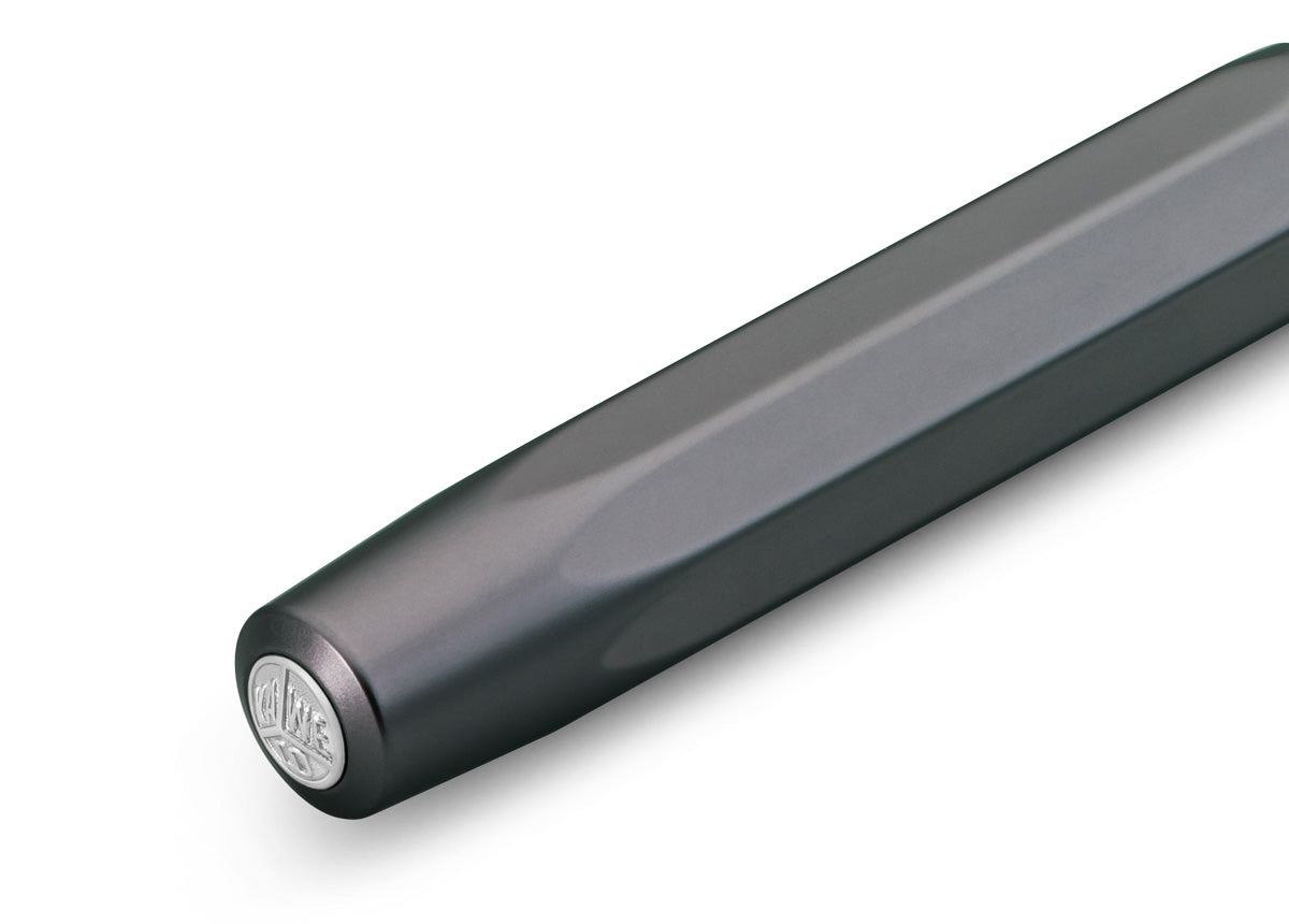 Our AL Sport fountain pen anthracite is a pen to behold. The silky, glossy surface in a warm grey tone has an expressive and noble appeal. It is a perfect accessory for everyday use in the office, daily life, and leisure.
The metallic body is made of high-quality aluminium and grants an unique haptic experience. Its fine surface imparts elegance.
This pocket fountain pen only measures 10.5 cm when closed and is, therefore, a perfect everyday pen. When the cap is attached, the pen grows to a standard size