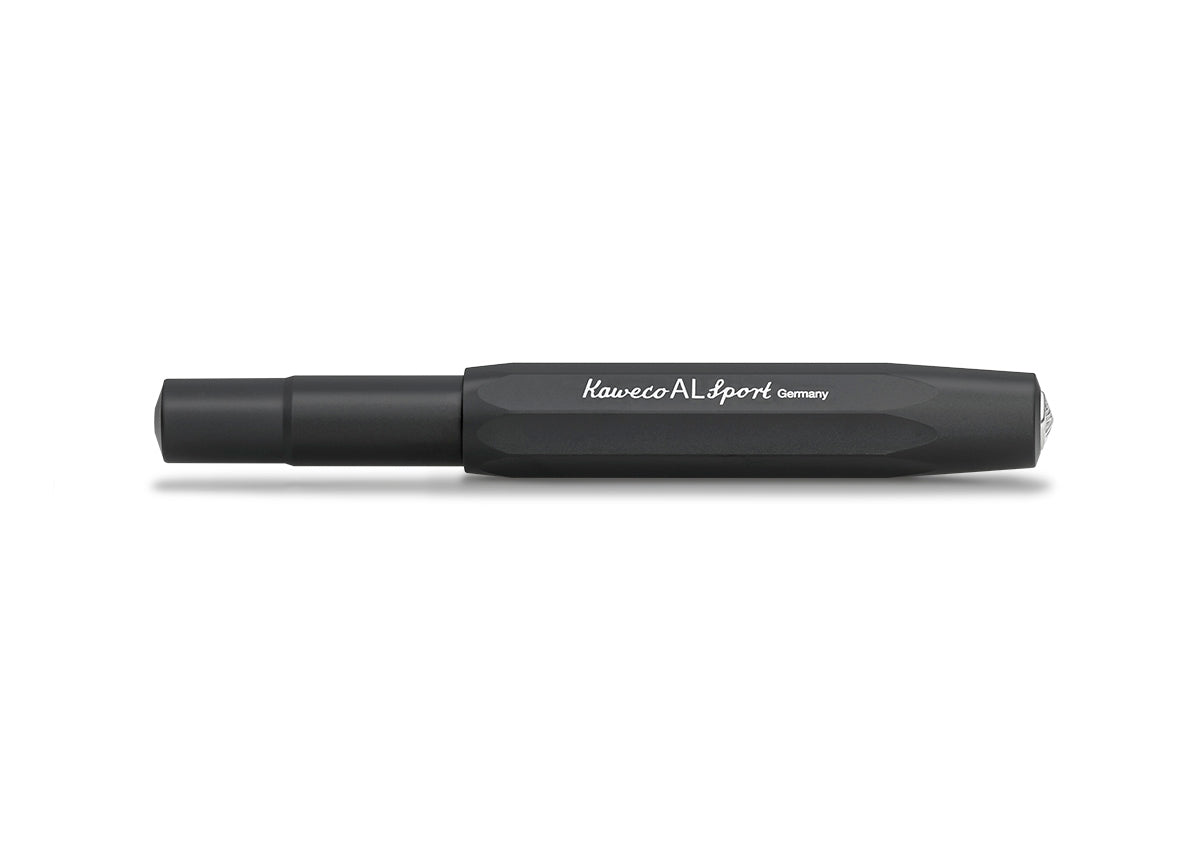 All black everything – our fountain pen in black performs brilliantly in any situation. The black pen with an elegant, matt surface can be combined with various notebooks, papers and other accessories.
The metallic body is made of high-quality aluminium and grants an unique haptic experience. Its fine surface imparts elegance.
This pocket-sized fountain pen only measures 10.5 cm when closed and is, therefore, a perfect everyday pen. When the cap is attached, the pen grows to a standard size of 13 cm
