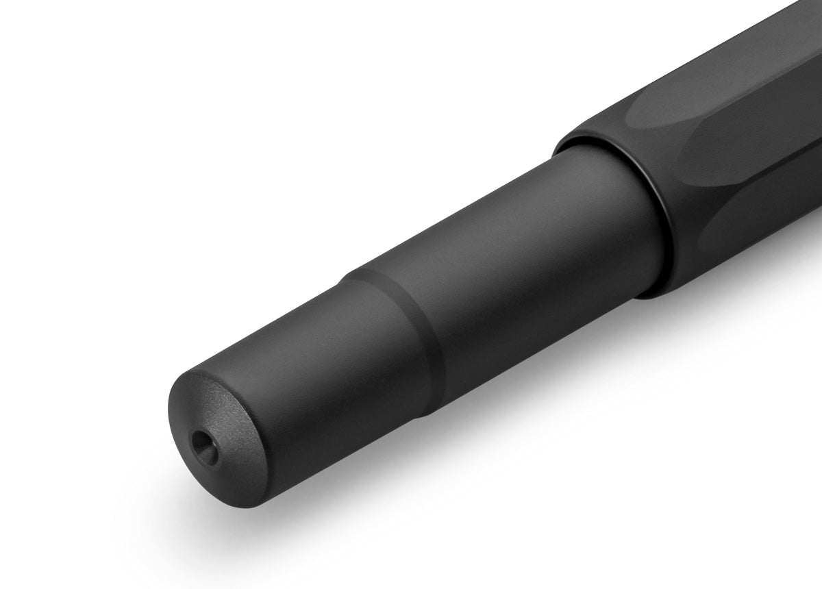 All black everything – our fountain pen in black performs brilliantly in any situation. The black pen with an elegant, matt surface can be combined with various notebooks, papers and other accessories.
The metallic body is made of high-quality aluminium and grants an unique haptic experience. Its fine surface imparts elegance.
This pocket-sized fountain pen only measures 10.5 cm when closed and is, therefore, a perfect everyday pen. When the cap is attached, the pen grows to a standard size of 13 cm