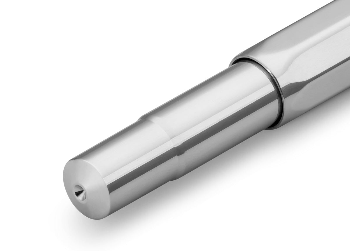 Thanks to the untreated aluminium, the AL Sport fountain pen Raw quickly develops an individual patina. The metallic body is made of high-quality aluminium and grants an unique haptic experience. Its fine surface imparts elegance.
This pocket-sized fountain pen only measures 10.5 cm when closed and is, therefore, a perfect everyday pen. When the cap is attached, the pen grows to a standard size of 13 cm. Thanks to its light weight and small size, it’s a great pen for on the go.
You can individualize your