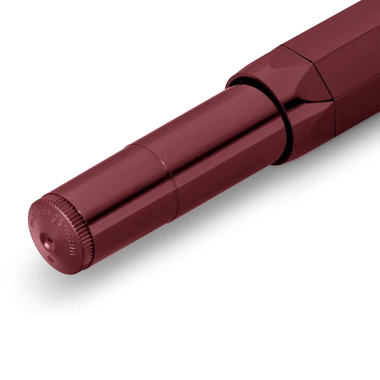Kaweco CLASSIC SPORT Rollerball - Bordeaux
Timelessly beautiful - in the current trend colour bordeaux, the rollerball of the Classic Sport series looks both classic and modern. On point here is the combination with golden elements, which convey a particularly nostalgic charm.
The Kaweco Sport has been around since 1911. The rollerball for the bag has a size of only 10.5 cm when closed and grows to a normal size of 13 cm with the cap on.
The invention of the rollerball enables particularly easy and glidi