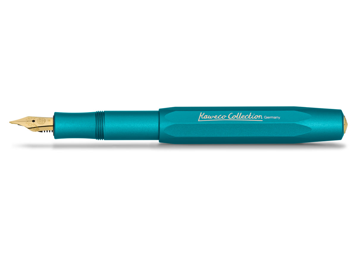 With the new Kaweco Collection variant, you embark on an exotic trip. The inspiration for this magnificent fountain pen has come from the rare blue iguana. Thus, the Kaweco icon shines in a fantastic blue-green anodisation. Especially the silk-matt finish of the surface and the distinctive haptic of the aluminium body create a graceful appearance. The gold-plated elements complete the design perfectly.
In 1911 something remarkable by the name of Kaweco Sport was created. The pocket-sized fountain pen only