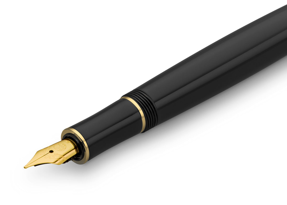 The decorative elements and proportions are based on those of the golden 1920s. This treasure of the German heyday of art, culture and science has been preserved in detail.
The fountain pen consists of more than 20 individual parts. Cap, shaft and grip section, are made of deep black acrylic (PMMA) and polished and assembled by hand.
You can choose between five nib sizes, ranging from extra fine (EF) to extra broad (BB). All nibs are made in Germany. It contains a Royal Blue ink cartridge as standard.
Ma