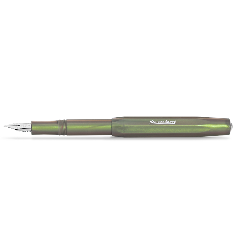 Houston, we have a new series: the new LUNAR SPORT dares to take the first step into the Kaweco standard range. For the first time, the series sparkles here in two magical nuances: While the colour Light Green shimmers brightly, like delicate moonlight, Shadow Green is reminiscent of a fresh spring night and sprouting buds. Green and bronze light up alternately within an iridescent color change when you move the pen in the light, providing space for exciting color contrasts.
A play of light and shadow
Wit
