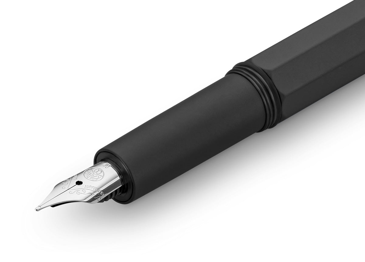 A completely new pen series, but originally Kaweco: The new Kaweco Original impresses with its elegant lines and distinctive design. Especially the matte look of the surface creates great exclusivity. The minimalist design of the writing instruments harmonises wonderfully with the solid aluminium body, the chrome-plated elements and highly scratch-resistant anodisation.
While the basic shape was based on writing instruments from the late 50s, the octagonal shape breathes the typical Kaweco product DNA into