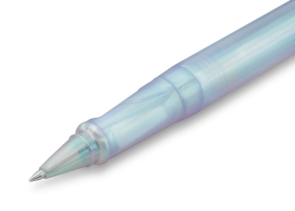 One of the most popular Kaweco Collection pens returns in a new guise: the community favorite Iridescent Pearl gives our Perkeo series a new pearl shine, now as a permanent treasure in the Kaweco range.
Iridescent icon
The Perkeo Iridescent Pearl convinces with a dazzling variety of colors. Depending on the viewer's angle of view and the incident light, the translucent writing instrument shines in a unique colour scheme, changing from green-bluish to pink. This mimics the optical effect of mother-of-pearl