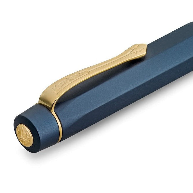 The AL Sport Solo fountain pen in navy with gold hardware not only has a classic look but also fits snugly in your hand.
The metallic body is made of high-quality aluminium and grants an unique haptic experience. Its fine surface imparts elegance.
This pocket fountain pen only measures 10.5 cm when closed and is, therefore, a perfect everyday pen. When the cap is attached, the pen grows to a standard size of 13 cm. Thanks to its light weight and small size, it’s a great pen for on the go.
You can i