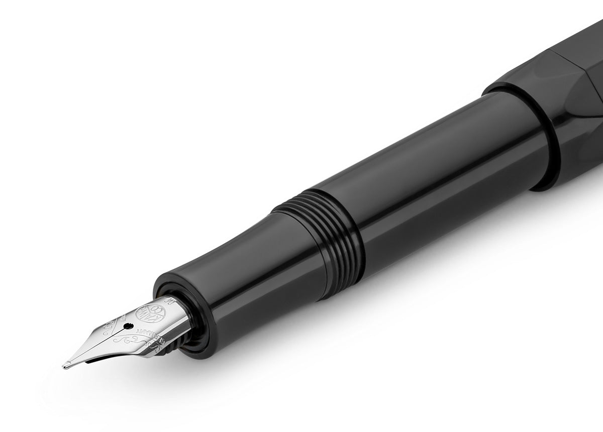 All black everything - our fountain pen in black performs brilliantly in any situation. The classic and elegant colour can be combined with various notebooks, papers and other accessories.
In 1911 something remarkable by the name of Kaweco Sport was created. The pocket fountain pen only measures 10.5 cm when closed, therefore it can easily be taken anywhere. With the cap attached, it grows to a normal size of 13 cm.
You can choose between five nib sizes from extra fine (EF) to extra broad (BB). If you'r