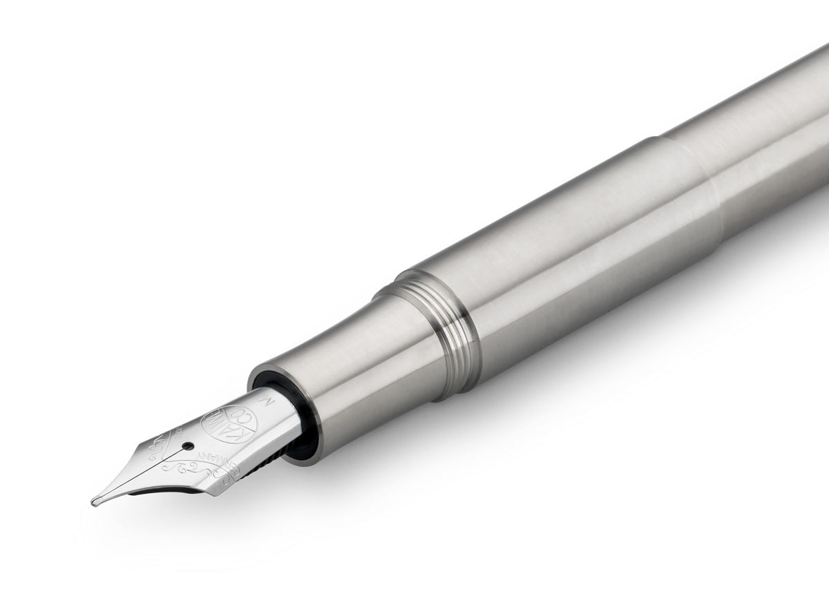 A first-class tool for the art of writing: The robust model made of solid stainless steel is ergonomically held in hand. The minimalist design gives the writing instrument a unique elegance.
Due to the model's high weight, the writing device presses easily onto the paper and promotes the writing flow. This feature allows you to write particularly long and comfortably. Besides, the Supra offers different screwing options. For example, the fountain pen's weight and length can be optimally adapted to one's ha