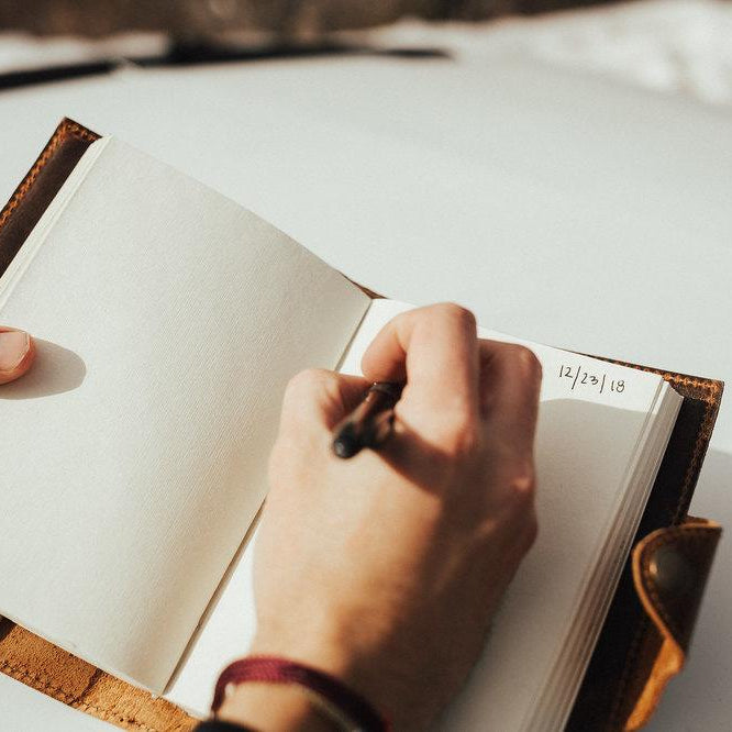 Kodiak Leather Drifter Leather Journal
The Drifter Leather Journal is designed for travelers, writers, and creatives who appreciate quality craftsmanship and timeless style. Made from top-grain leather, this beautifully crafted journal features a secure snap-button closure and handmade artisan paper, making it an ideal gift for adventurers and homebodies alike.
With 210 blank pages and a refillable design, it’s perfect for capturing thoughts, sketches, or travel memories. Measuring 7” x 5” x 2.5”, the Dri