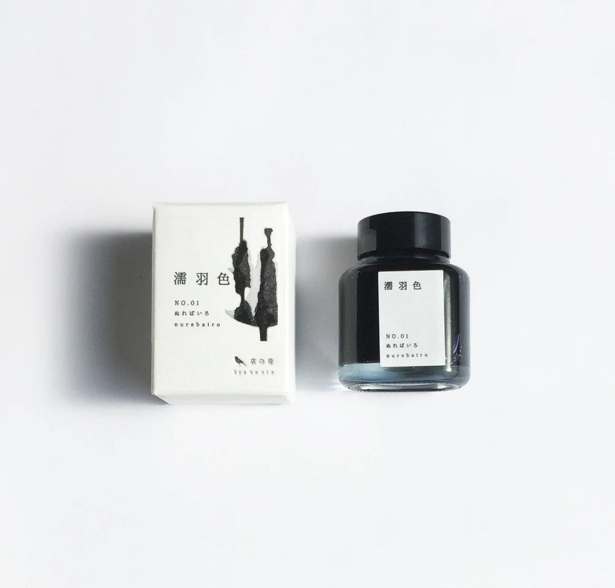 A lustrous black color like a crow's feather that has long been used as the name of a color to describe women's lustrous black hair.
Dye ink product number: KO-0101
Capacity: 40ml
Uses: fountain pens, pens, brushes