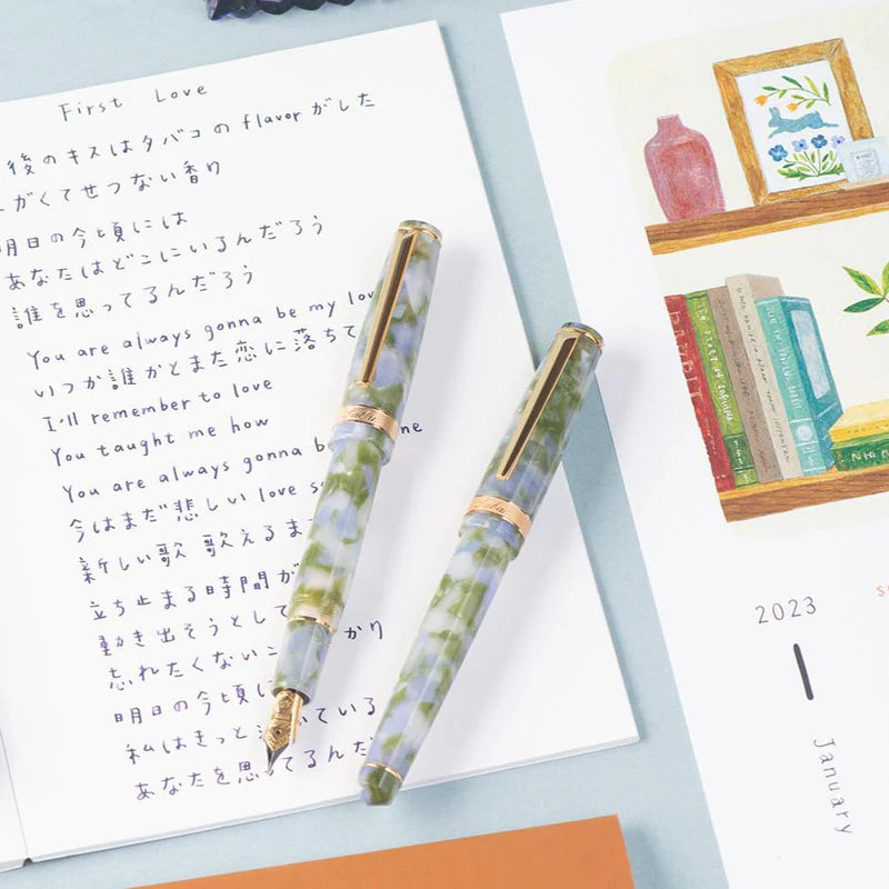 The Laban Rosa collection offers a fresh, modern look with its compact size and vivid colors. Lightweight and well-balanced, it’s the perfect choice for first-time fountain pen users. Fitted with a smooth steel nib and gold-plated trim, the Rosa brings style and ease to everyday writing.
Fresh and Fearless Spring: Lilac
Lilacs always bloom for Easter, and after Easter, the daytime gets longer. We see hope for tomorrow through the flourishing spring; it is a fresh and fearless season.
Light bluish-purple