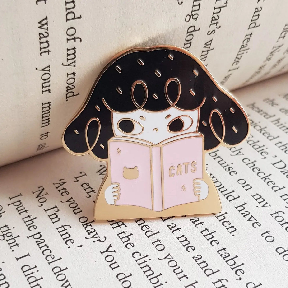 LoveSoup Studio - Reading Pepper Enamel Pin
What could Pepper be reading about?
Hard enamel pin
35mm / 1.35" high
Gold polished metal
Two posts / Rubber pin back
