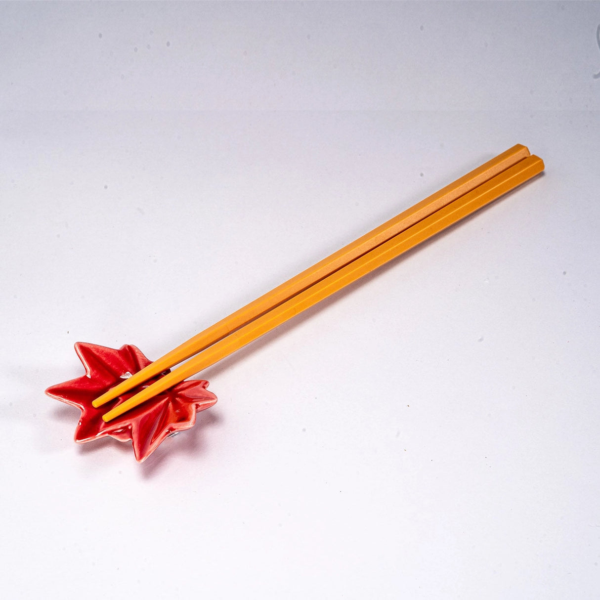 These cute ceramic rests are a perfect stationery addition to your desk! Use them for pens, paint brushes, or take them to your kitchen as a chopstick rest!
Size:2.5"L
Material: Porcelain
Weight: 1.6 oz
Origin: China