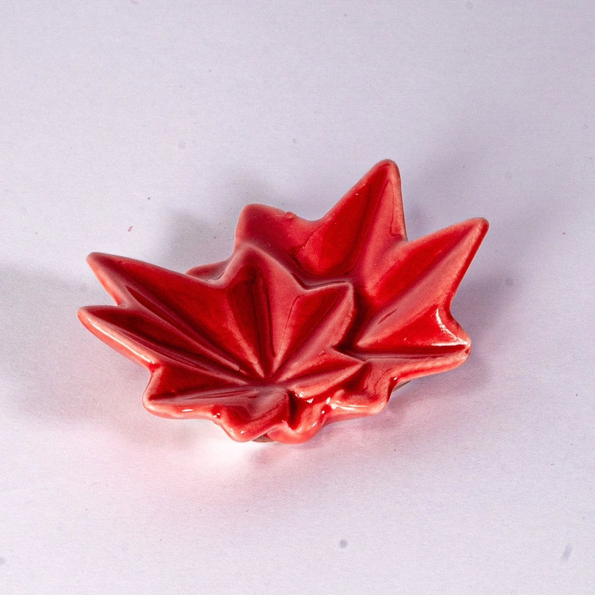 These cute ceramic rests are a perfect stationery addition to your desk! Use them for pens, paint brushes, or take them to your kitchen as a chopstick rest!
Size:2.5"L
Material: Porcelain
Weight: 1.6 oz
Origin: China