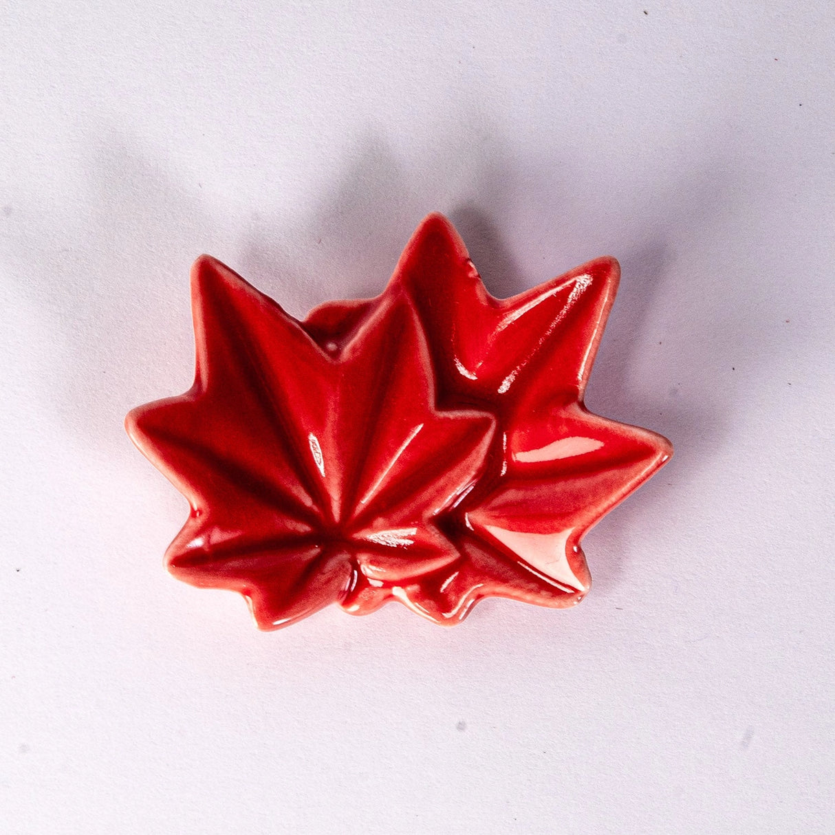 These cute ceramic rests are a perfect stationery addition to your desk! Use them for pens, paint brushes, or take them to your kitchen as a chopstick rest!
Size:2.5"L
Material: Porcelain
Weight: 1.6 oz
Origin: China