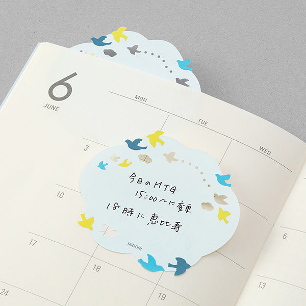 The "Wreath" design features delicate white florals in a wreath. It has a simple and easy-to-write design. If you peek out the die-cut part from a notebook or notebook, you can even use it like a bookmark.
The bottom of the sticker is glued, and when attached, the top floats slightly. The glue part is cut out as little as possible to prevent tearing when flipped.
Includes 20 notes in each package