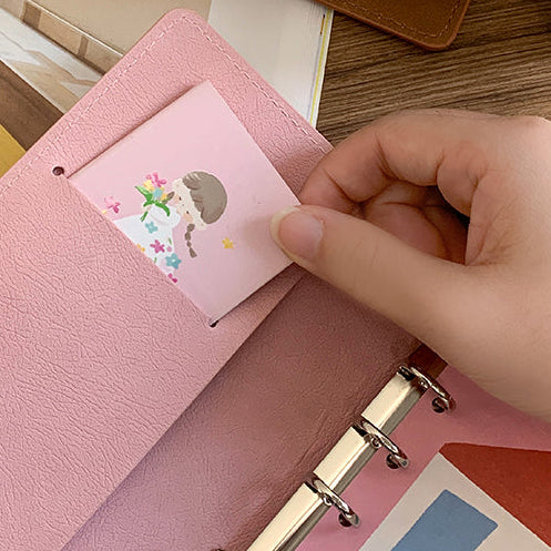 Molinta - Azhuo Pink A6Per Cover
A compact A6Per cover from Molinta, designed for everyday notes, lists, and creative planning. Lightweight and easy to carry, it’s an ideal companion for quick thoughts, reminders, and daily jotting.
Specifications: 110mm x 190mm