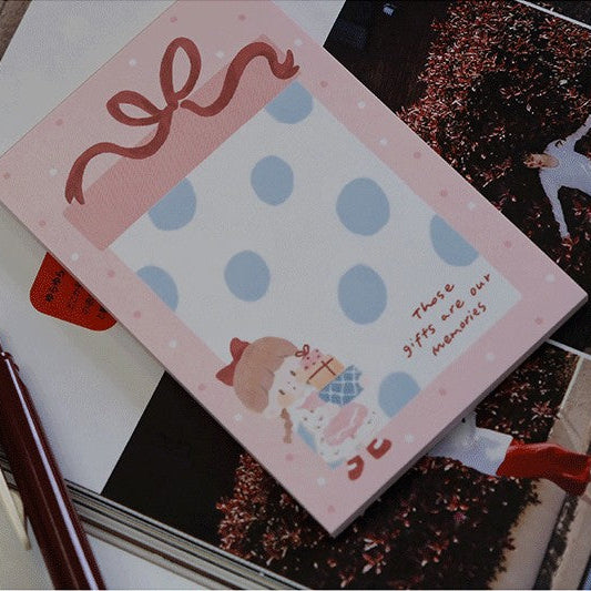 Molinta - Gift Box A7 Notepad
Enjoy 50 sheets of this adorable design of a gift box notepad! It can be personalized with hole punches to add to your binder or be pasted in your notebook to brighten up your pages.
Specifications: 80mmx120mm
Material: 100g white kraft paper
Number of pages: 50